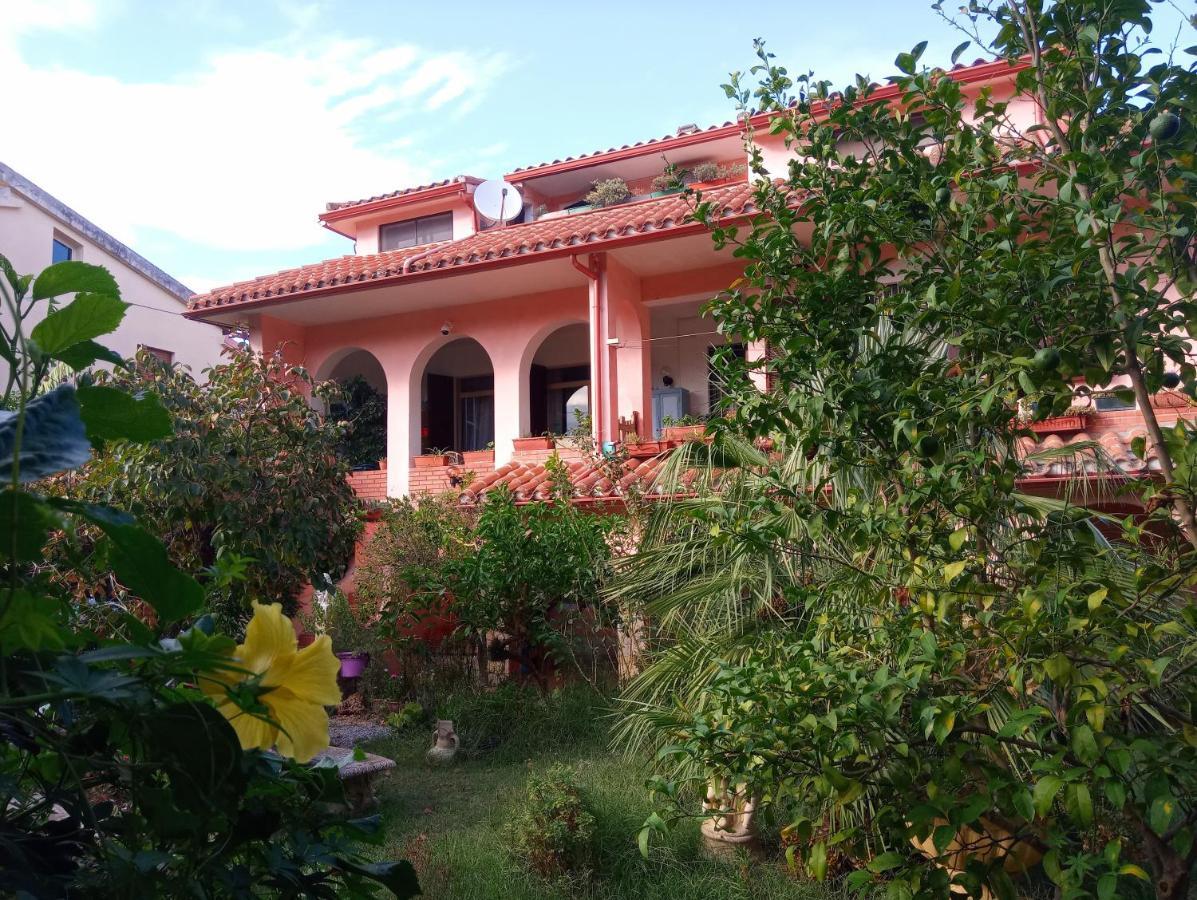วิลลา คอเรียส Bed & Breakfast Siliqua ภายนอก รูปภาพ