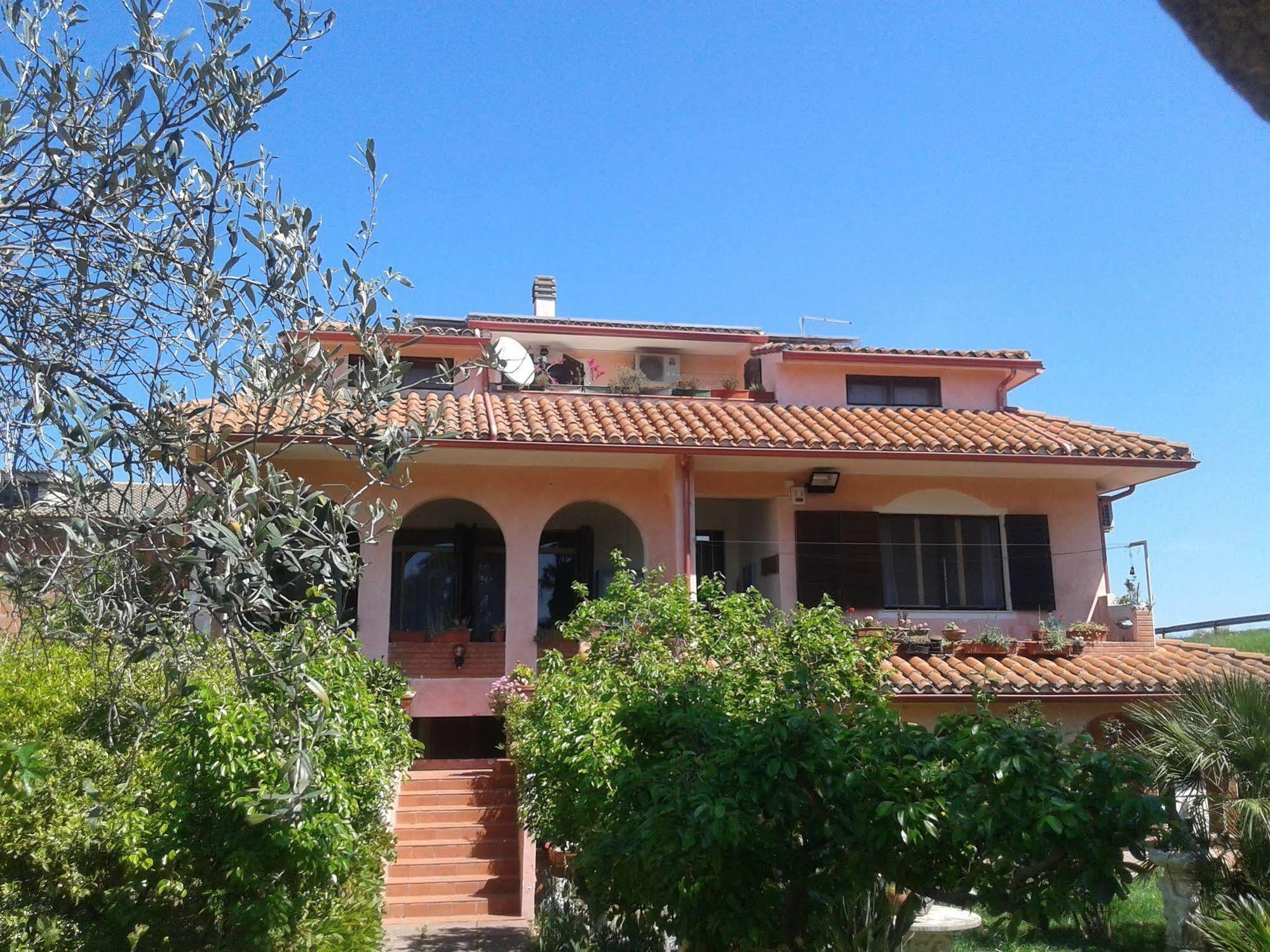 วิลลา คอเรียส Bed & Breakfast Siliqua ภายนอก รูปภาพ